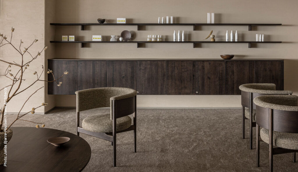 N-CC01 Club Chair, designet av Norm Architects for Karimoku Case-kolleksjonen, vist i BELLUSTAR TOKYO, A Pan Pacific Hotel i Tokyu Kabukicho Tower.