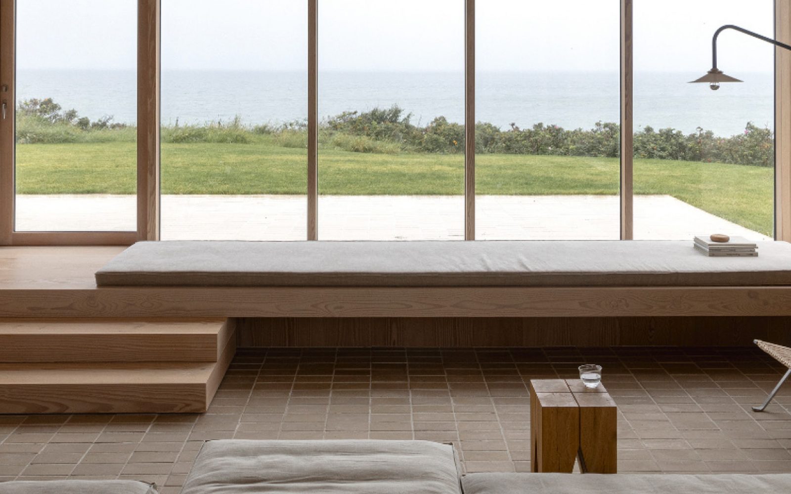 Stue i Japandi interiørstil, Japansk og skandinavisk design.